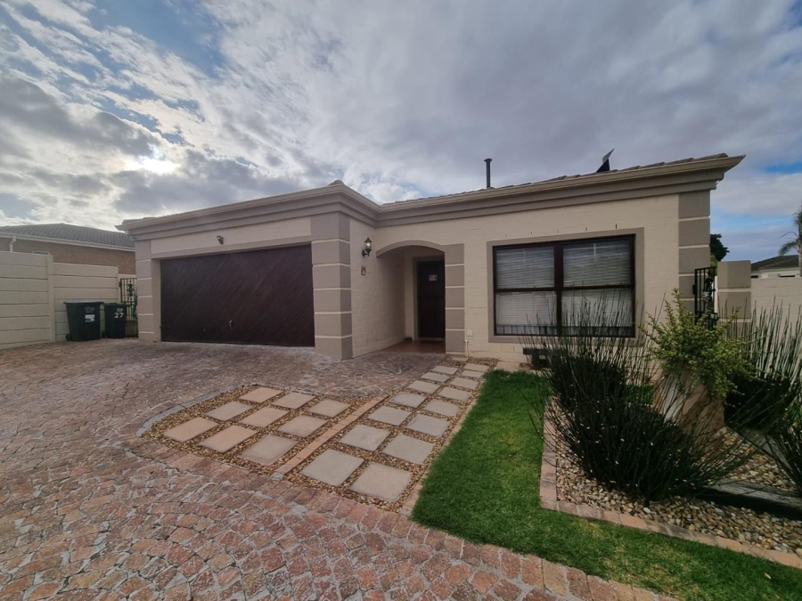To Let 3 Bedroom Property for Rent in Uitzicht Western Cape